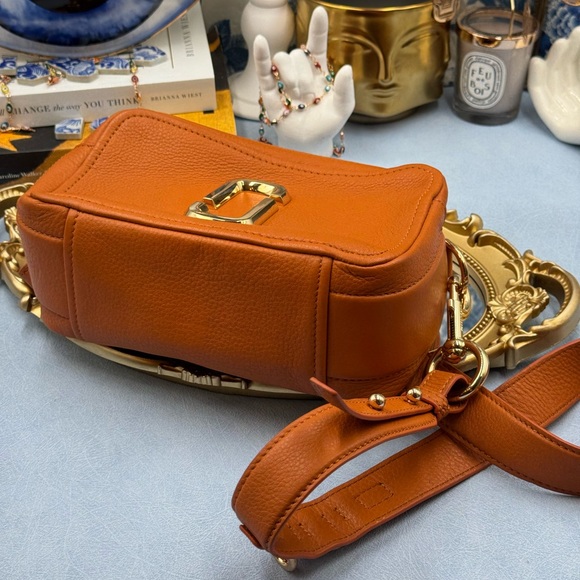 🆕 MARC JACOBS 🧿 NWOT The Softshot 21 Textured Sling Crossbody Bag, Orange - Picture 11 of 13